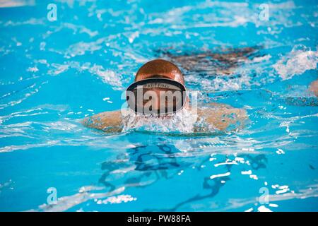 Il Mag. Gen. Timothy J. Leahy, secondo Air Force commander, visiti la Chapparal Piscina a base comune San Antonio-Lackland, Texas, sotto la trentasettesima ala formazione come parte di un tour di immersione Ottobre 3, 2017. Il tour Leahy permette di familiarizzare con il parafango dalla missione, operazioni e personale dopo assumendo il comando in agosto. La sua area di responsabilità comprende unità in JBSA-Lackland, Sheppard AFB e Goodfellow AFB, Texas, Vandenberg AFB, California, Keesler AFB, Miss. e 103 sedi operative in tutto il mondo. Secondo Air Force fornisce formazione dalla manutenzione aeromobili per lo spazio e le operazioni del missile per aviatori Foto Stock