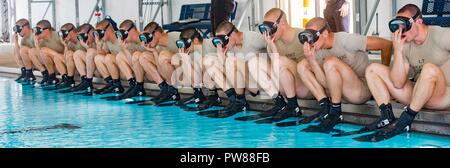 Il Mag. Gen. Timothy J. Leahy, secondo Air Force commander, visiti la Chapparal Piscina a base comune San Antonio-Lackland, Texas, sotto la trentasettesima ala formazione come parte di un tour di immersione Ottobre 3, 2017. Il tour Leahy permette di familiarizzare con il parafango dalla missione, operazioni e personale dopo assumendo il comando in agosto. La sua area di responsabilità comprende unità in JBSA-Lackland, Sheppard AFB e Goodfellow AFB, Texas, Vandenberg AFB, California, Keesler AFB, Miss. e 103 sedi operative in tutto il mondo. Secondo Air Force fornisce formazione dalla manutenzione aeromobili per lo spazio e le operazioni del missile per aviatori Foto Stock