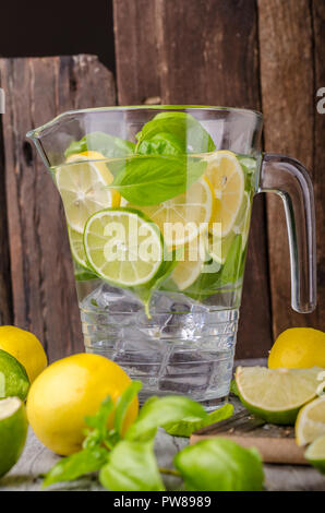 Una delizia limonade da frutti, cibo fotografia, pannello di legno vintage, rustico foto Foto Stock