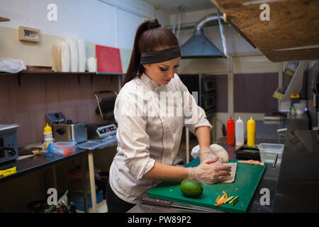 Donna chef prepara sushi il ristorante cucina 1 Foto Stock