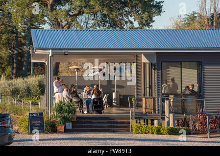 Persone il campionamento, degustazione e acquisto di vino presso la sala degustazione di vini Rowlee a Nashdale vicino a Orange nel Nuovo Galles del Sud, Australia Foto Stock