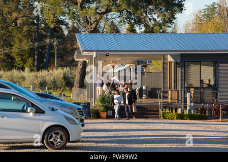 Persone il campionamento, degustazione e acquisto di vino presso la sala degustazione di vini Rowlee a Nashdale vicino a Orange nel Nuovo Galles del Sud, Australia Foto Stock