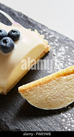 La vaniglia bavarese torta con ciliegie e cioccolato fondente sulla parte superiore. Realizzato con crema di formaggio e panna montata. Foto Stock