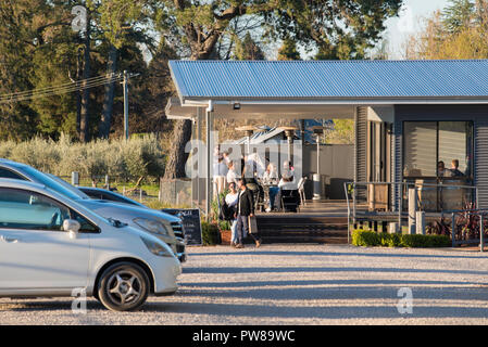 Persone il campionamento, degustazione e acquisto di vino presso la sala degustazione di vini Rowlee a Nashdale vicino a Orange nel Nuovo Galles del Sud, Australia Foto Stock