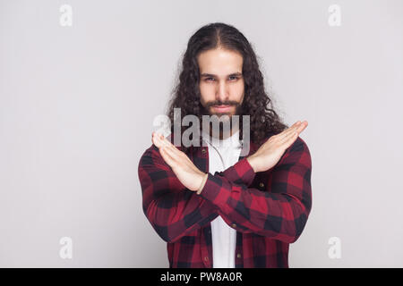 Non vi è alcun modo. bello grave uomo con barba nera e lunghi capelli ricci in stile casual, a scacchi maglietta rossa in piedi mani di attraversamento e di avvertimento. i Foto Stock