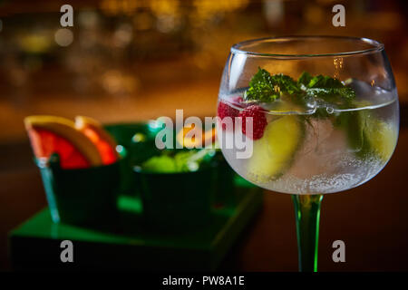 Il Mojito al lampone limonata con lime e menta fresca in vetro su sfondo di legno. Foto Stock