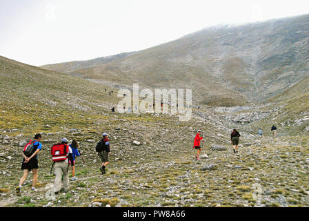 La Grecia, Olympus mountain, alpinisti, a 2.500 m. di altezza, sulla via della E4 percorso europeo verso le vette più alte del monte Olympus Foto Stock