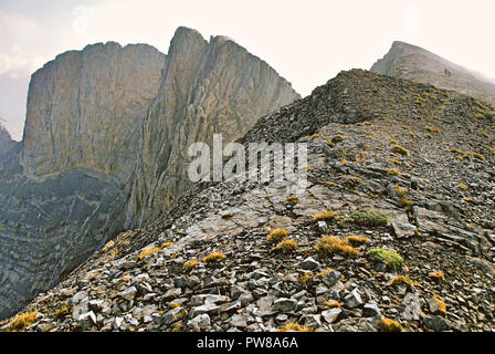 La Grecia, Olympus mountain, vista panoramica del vertice Mytikas (2.917 m. di altezza), sulla via della E4 percorso europeo verso il più alto il segnale di PEA Foto Stock