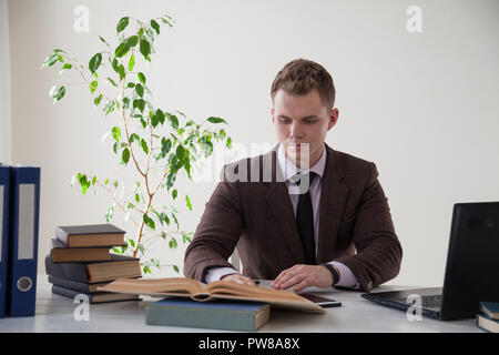 Business man lavorando a un computer in ufficio Foto Stock