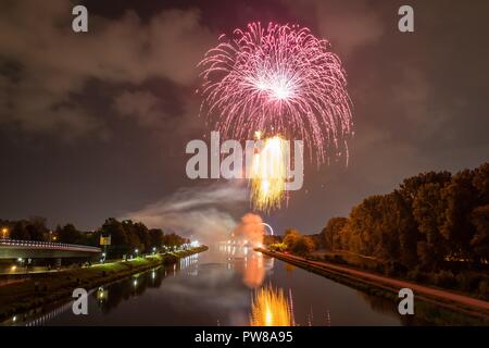 Fuochi d'artificio del Herbstdult con ruota panoramica Ferris e cattedrale di Regensburg, Germania Foto Stock