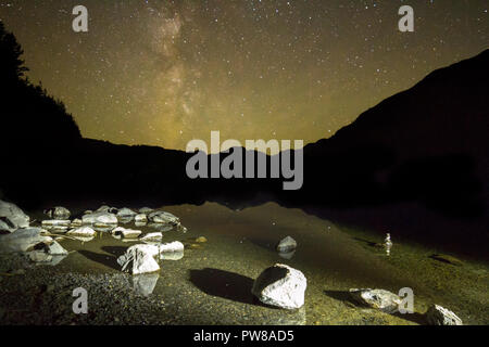 La Via Lattea su Llyn Crafnant, Snowdonia. Foto Stock