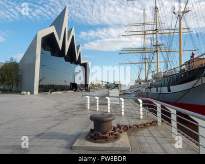 Riverside Museum di trasporto a Glasgow in Scozia e il Glenlee Tall Ship. Foto Stock