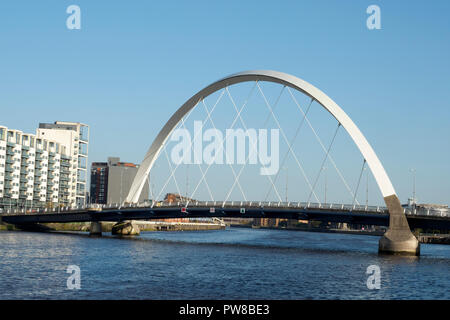 Il Clyde Arc (noto localmente come la Squinty Bridge), è una strada ponte che attraversa il fiume Clyde a Glasgow, Scozia Foto Stock