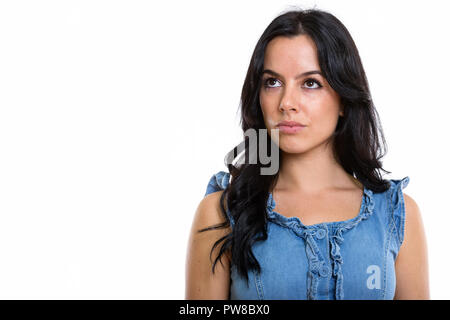 Studio shot del giovane bella donna spagnola pensando mentre guarda Foto Stock