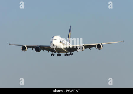 Singapore Airlines Airbus A380 con registrazione 9V-ski in corto finale per la pista 14 dell'aeroporto di Zurigo. Foto Stock