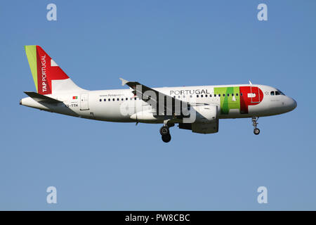 TAP Air Portugal Airbus A319-100 con registrazione CS-TTH in corto finale per la pista 14 dell'aeroporto di Zurigo. Foto Stock