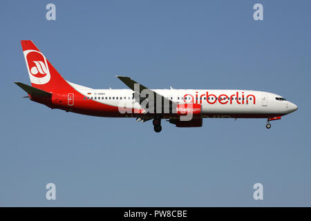 Il tedesco Air Berlin Boeing 737-800 con registrazione D-ABBU su corto finale per la pista 14 dell'aeroporto di Zurigo. Foto Stock