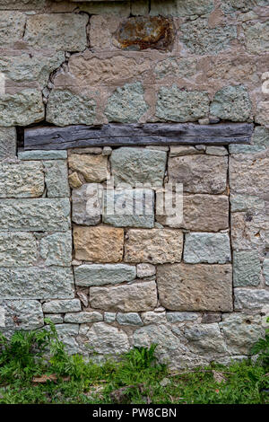 Vecchio di pietra da taglio finestra ripiene di abbandono di country house in montagne Rodopi, Sothern Bulgaria Foto Stock