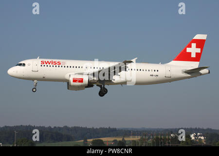 Swiss International Air Lines Airbus A320-200 (vecchia livrea) con registrazione HB-IJN su corto finale per la pista 14 dell'aeroporto di Zurigo. Foto Stock