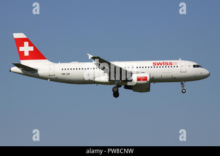 Swiss International Air Lines Airbus A320-200 (vecchia livrea) con registrazione HB-IJS in corto finale per la pista 14 dell'aeroporto di Zurigo. Foto Stock