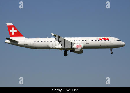 Swiss International Air Lines Airbus A321-100 (vecchia livrea) con registrazione HB-IOH su corto finale per la pista 14 dell'aeroporto di Zurigo. Foto Stock