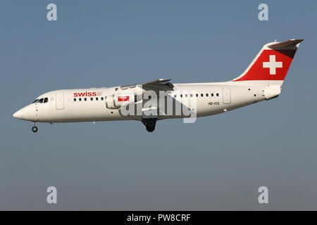 Swiss International Air Lines Avro RJ100 (vecchia livrea) con registrazione HB-IXQ su corto finale per la pista 14 dell'aeroporto di Zurigo. Foto Stock