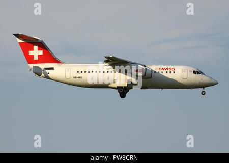 Swiss International Air Lines Avro RJ100 (vecchia livrea) con registrazione HB-IXU su corto finale per la pista 14 dell'aeroporto di Zurigo. Foto Stock