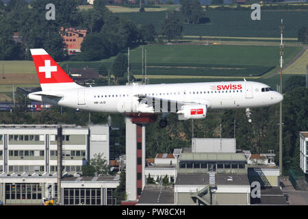 Swiss International Air Lines Airbus A320-200 (vecchia livrea) con registrazione HB-JLQ su corto finale per la pista 34 dell'aeroporto di Zurigo. Foto Stock