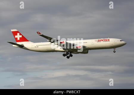 Swiss International Air Lines Airbus A340-300 (vecchia livrea) con registrazione HB-JMK in corto finale per la pista 14 dell'aeroporto di Zurigo. Foto Stock