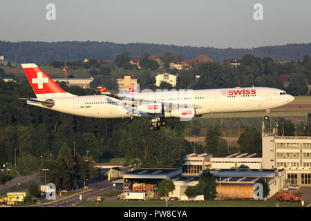 Swiss International Air Lines Airbus A340-300 (vecchia livrea) con registrazione HB-JMM in decollo rotolare sulla pista 34 dell'aeroporto di Zurigo. Foto Stock