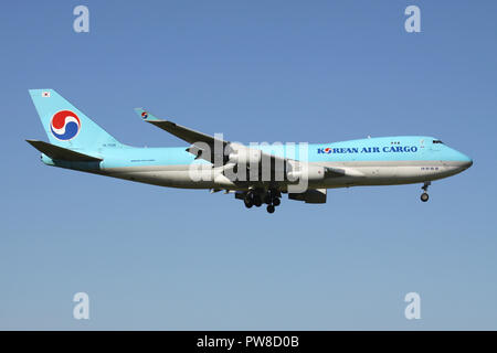 Korean Air Cargo Boeing 747-400F con registrazione HL7438 sul corto finale per la pista 14 dell'aeroporto di Zurigo. Foto Stock