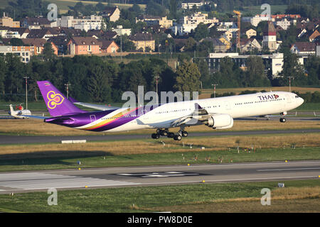 Thai Airways International Airbus A340-600 con registrazione HS-TNC in corto finale per la pista 34 dell'aeroporto di Zurigo. Foto Stock