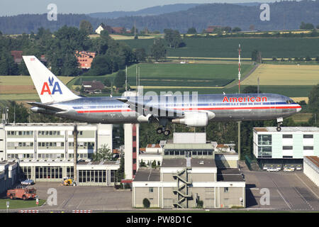 American Airlines Boeing 767-300 (vecchia livrea) con registrazione N343un corto finale per la pista 34 dell'aeroporto di Zurigo. Foto Stock