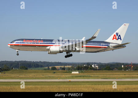 American Airlines Boeing 767-300 (vecchia livrea) con registrazione N360AA in corto finale per la pista 14 dell'aeroporto di Zurigo. Foto Stock