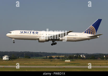 United Airlines Boeing 767-300 con registrazione N656UA su corto finale per la pista 14 dell'aeroporto di Zurigo. Foto Stock