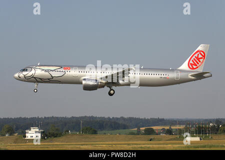 Austrian Niki Airbus A321-200 (vecchia livrea) con registrazione OE-LEZ su corto finale per la pista 14 dell'aeroporto di Zurigo. Foto Stock