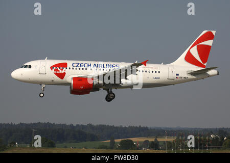 CSA Czech Airlines Airbus A319-100 con registrazione OK-NEP in corto finale per la pista 14 dell'aeroporto di Zurigo. Foto Stock