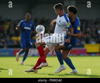 Il Portsmouth Oliver Hawkins (sinistra) è tirata indietro da AFC Wimbledon la volontà di Nightingale (a destra) durante il Cielo lega Bet One corrispondono al Cherry Red Records Stadium, Londra. Foto Stock