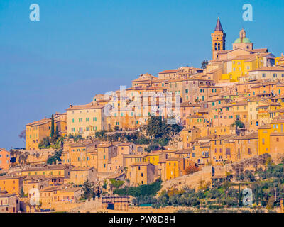 Vista panoramica di Trevi centro storico, tipico borgo medievale in Umbria, Italia Foto Stock