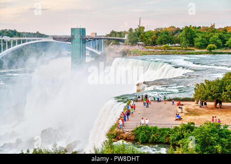 NIAGARA Falls, Stati Uniti d'America - Agosto 26, 2012: i turisti alla cascata di ponte di osservazione presso le cascate del Niagara si affaccia Bridal Veil Falls e cascate Americane nel nuovo Foto Stock