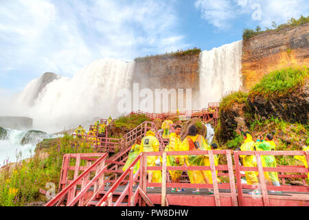 NIAGARA Falls, Stati Uniti d'America - Agosto 26, 2012: Poncho placcati i turisti a piedi sulla scala in legno conduce al Bridal Veil Falls, una propaggine di American Falls, a Foto Stock