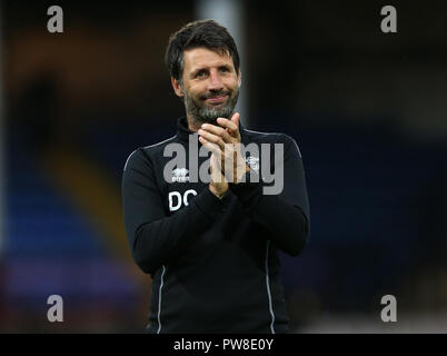 Lincoln City manager Danny Cowley celebra dopo la scommessa del Cielo lega due corrispondono a Vale Park, Stoke. Foto Stock