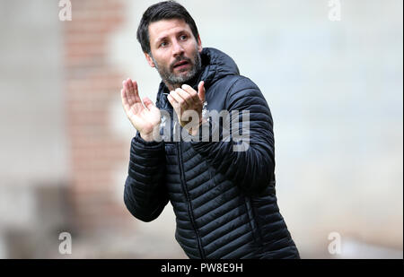 Lincoln City manager Danny Cowley durante la scommessa del Cielo lega due corrispondono a Vale Park, Stoke. Foto Stock