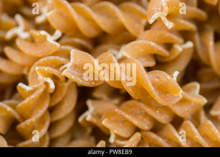 Raw integrale fusilli closeup Foto Stock