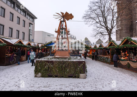 Tedesco tradizionale Mercato di Natale sulla piazza Münsterplatz, Ulm, Baden-Württemberg, Germania Foto Stock