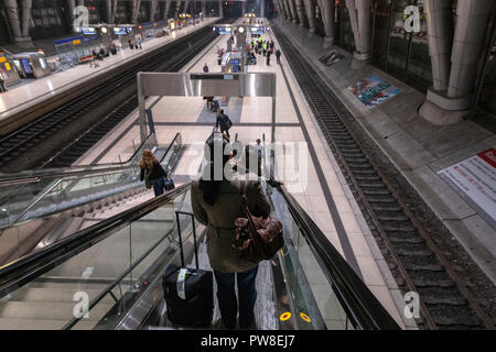 I passeggeri da aderenti la scala mobile per l'aeroporto di Frankfurt am Main a lunga distanza stazione ferroviaria , Germania Foto Stock