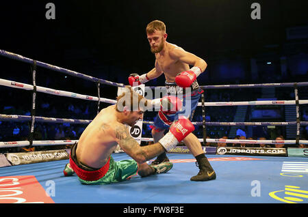 Terry Wilkinson (destra) e Chris Adaway in azione nel concorso Super-Lightweight al Metro Radio Arena Newcastle. Foto Stock