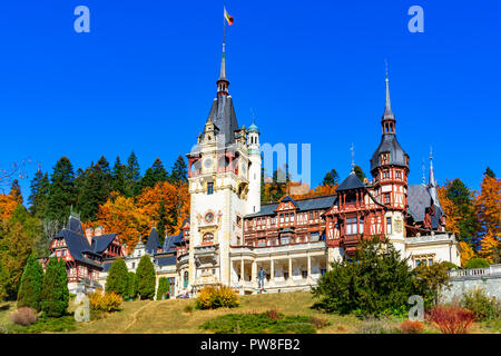 Il Castello di Peles, Sinaia, Contea di Prahova, Romania: il famoso castello rinascimentale in colori autunnali, alla base delle montagne dei Carpazi, Europa Foto Stock