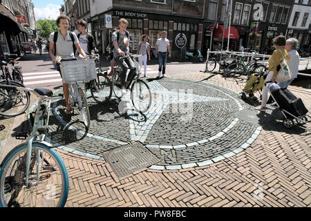 I quattro punti della bussola impostato in cotto in una parte pedonale di Delft centro città. South Holland, Paesi Bassi. Foto Stock