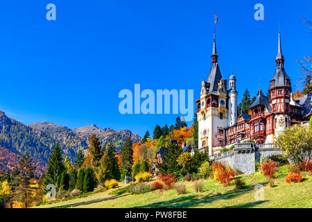 Il Castello di Peles, Sinaia, Contea di Prahova, Romania: il famoso castello rinascimentale in colori autunnali, alla base delle montagne dei Carpazi, Europa Foto Stock